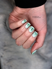 Zimowy las na paznokciach