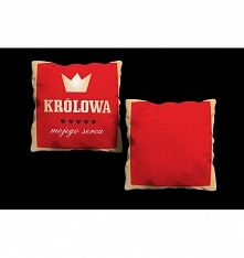 Poduszka dekoracyjna z nadrukiem sprawią, że twoi goście będą pod wrażeniem wystroju w twoim mieszkaniu. Poduszka z nadrukiem KRÓLOWA... - poduszka dwustronna. Wypełnienie polie...