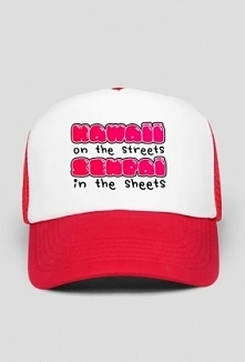 Kawaii czapka ze śmiesznym napisem - "Kawaii on the streets, senpai in the sheets". Idealny prezent dla otaku lub fana anime. ;)