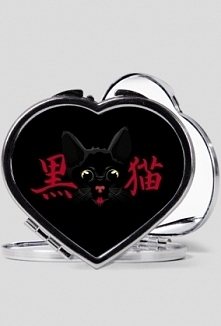 Lusterko w kształcie serduszka dla wszystkich fanek kotów i języka japońskiego! 
 
Napis na koszulce głosi: 黒猫 (くろねこ), co oznacza "Czarny kot".