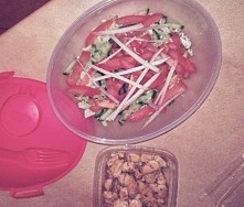 Na dobry poczatek dnia w pracy :) Dietetyczna salatka + kurczak w ziolach z czarnym sezamem smazony na oleju kokosowym. Potezny zastrzyk energii. :)