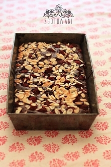 brownies z malinami podawane z sosem malionowym