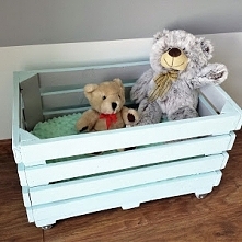 Skrzynia na zabawki wykonana ze starej skrzynki po jabłkach