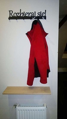 Rozbieraj się! - wieszak na ubrania