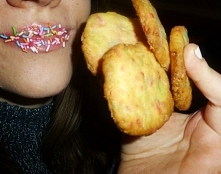 PRZEPIS NA KRUCHE CIASTECZKA MAŚLANE Z KOLOROWĄ POSYPKĄ - po kliknięciu w zdjęcie, na glodnapolka.pl Nie jest prosto zrobić w domu dobre, kruche ciasteczka. Tak przynajmniej wyn...