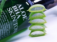 tonik jest lekko żelowy ale nie nie daje on dziwnego uczucia na skórze jak to bywa w przypadku niektórych toników o żelowej konsystencji. Nie jest perfumowany a właściwie można ...