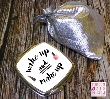 Kieszonkowe srebrne lusterko "Wake up and make up" to must have w każdej damskiej torebce.
Poprawienie urody w ciągu dnia wymaga odpowiedniej oprawy :)

Lusterko to idealny prezent dla: żony, dziewczyny, koleżanki, przyjaciółki czy Twojej druhny.
W srebrnym woreczku możesz podarować je na urodziny, imieniny, walentynki, dzień kobiet lub bez okazji - bo po prostu jest piękna! :) 
Będzie wyglądało stylowo i elegancko.