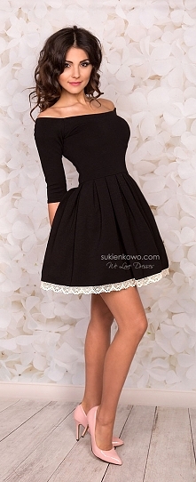 Sukienka z dekoltem bez ramion. sukienkowo