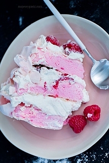 WALENTYNKOWY TORT BEZOWY
różowy z malinami