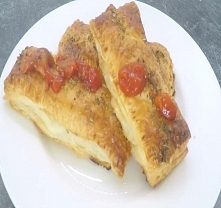 Ciasto francuskie z mozzarellą i kindziukiem