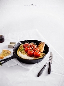 Omlet z bazylią, serkiem wiejskim i pieczonymi pomidorami