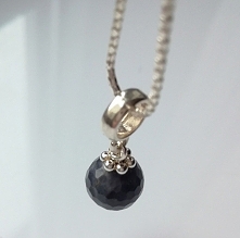 Naszyjnik z naturalnym szafirem - kolekcja LUXURY w gartagallery.pl