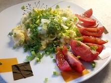 na dobry początek dnia:))) dietetyczna jajecznica ze szczypiorkiem. 3 jajka rozbełtać z solą, na patelni zagotować trzy łyżki mleka po czym wlać jajka i smażyć aż się zetną. pos...