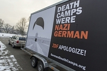 W trasę po Europie wyruszył billboard ze słowami: "Death camps were nazi german. ZDF apologize". Cała akcja odnosi się do tego, że w mediach innych państw pojawiały si...