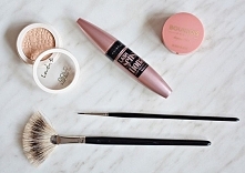 Za oknem szaro, buro i ponuro więc postanowiłam wprowadzić chodź trochę koloru do mojego makijażu i od razu miałam lepsze nastawienie. 
tusz - Maybelline, Lash Sensation 
rozświ...