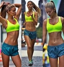 No no no;) trening był krótki ale za to jaki intensywny!;) Teraz tylko koktajl, kąpiel i można zacząć weekend;) 


Dzisiaj ćwiczyłam; wyzwanie plank, przysiady sumo i klasyczne ...