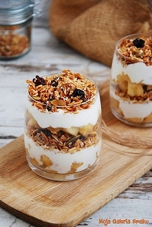 Jabłkowe parfait z domową granolą, przepis po kliknięciu w zdjęcie.