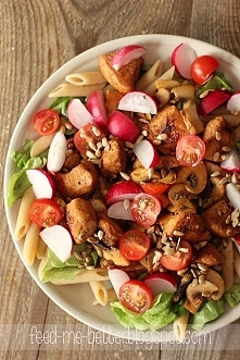 Sałatka zmakaronem i kurczakiem, przepis po kliknięciu w zdjęcie.