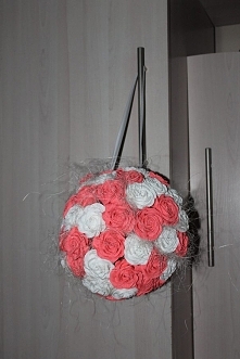 Kula różana z krepiny wisząca