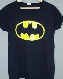 Ręcznie malowana koszulka batman wykonana przeze mnie. Wykonuje różne wzory na koszulkach, bluzach, torbach i poduszkach w niskich cenach! Zapraszam na fb: Cerise Art