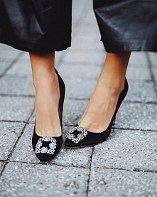 ''[…] pozwolił jej na siebie czekać, a ona czekała, posłusznie i nawet nie czuła złości, jakby to należało do decorum tego, co się między nimi wydarza. Czekała wystroj...