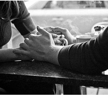 "Czy byłabyś zazdrosna, gdybym myślał o jakiejś kobiecie z mojej przeszłości, będąc z Tobą? Czy niepokoiłabyś się, że mogę do niej odejść?
-Nie. 
To znaczy, że już mnie nie...