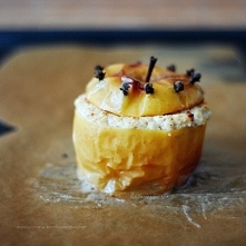 Pieczone jabłka z twarożkiem i rodzynkami