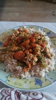 Obiadek. Ryż brązowy, warzywa na patelnie i pierś z kurczaka oraz przyprawy. :)