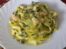 Tagliatelle z kurczakiem w sosie szpinakowo-serowym