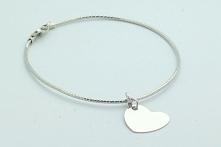 Srebrna bransoletka z zawieszką w kształcie serduszka marki Sentiell od Filigree.pl.
Kliknij na zdjęcie aby przejść do sklepu! :)