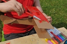 Zabawki z tektury można złożyć bez kleju i nożyczek a następnie pomalować! :)