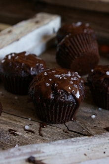 ODTŁUSZCZONE CZEKOLADOWO-BANANOWE BABECZKI Z CHIPSAMI BANANOWYMI I SOLĄ MORSKĄ