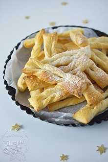 Faworki z ciasta francuskiego