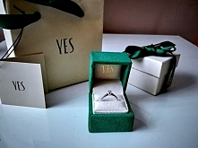 Mój piękny zaręczynowy. Dostałam go w 5 rocznicę 2.08.2016r. Wesele/Ślub również odbędzie się w sierpniu :) 2 niestety to czwartek więc ustaliśmy, że będzie to 4.08.2018r. :)