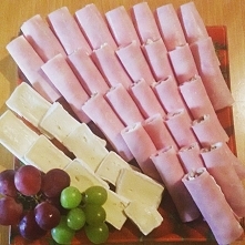 Roladki z serkiem i prażonym słonecznikiem.