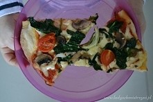 Pizza ze szpinakiem i pieczarkami.