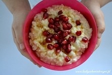 Płatki jaglane na mleku kokosowym, granat i syrop klonowy.