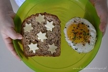 jajko sadzone z chlebem 
gwiazdki z sera żółtego i masła