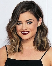 Lucy Hale :) przepiękny kolor szminki