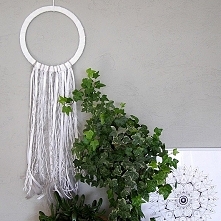 łapacz snów biały szare piórka