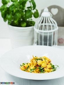 Pyszne tortellini z boczkiem w sosie pomidorowym