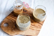 Smootie szpinakowo-kakaowe z dodatkiem masła migdałowego