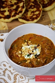 Curry z kurczakiem, warzywami oraz orzeszkami ziemnymi