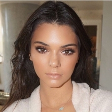 Kendall Jenner

IG:
@kendalljenner