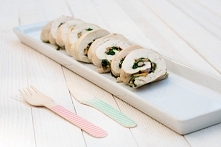 Roladki z kurczaka

 

Składniki

(4 porcje)

 

filet z kurczaka 200 g x 4
150 g szpinaku
150 g kurek
1/2 cebuli czerwonej
oregano
sól ziołowa
pieprz czarny
1 łyżka oleju  koko...