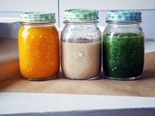 Koktajl słoneczny – zastrzyk mocy przed treningiem:

truskawki – 75 g

maliny – 125 g

brzoskwinie – 100 g

kurkuma – 4 g

woda – 50 g

cynamon

Koktajl zielony – poranne orzeźw...