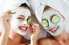 Raz na jakiś czas, gdy mam wolną chwilę, lubię zadbać o siebie i swój wygląd. Nakładam wtedy na twarz maseczkę i biorę długą i relaksującą kąpiel.