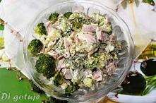 SAŁATKA BROKUŁOWA Z SZYNKĄ I PESTKAMI SŁONECZNIKA