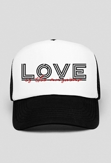Czapka z napisem Love is the answear