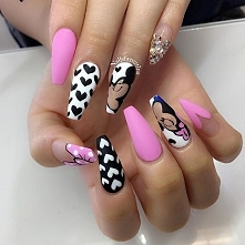 Kobiety z pomalowanymi paznokciami są bardziej elegancie ;)